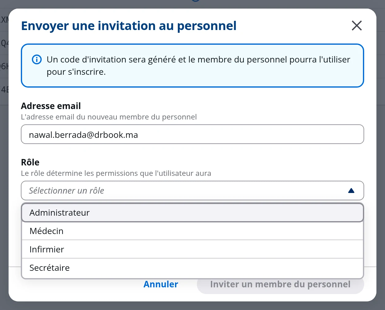 Formulaire d'invitation dans DrBook avec la liste des rôles ouverte : Administrateur, Médecin, Infirmier, Secrétaire