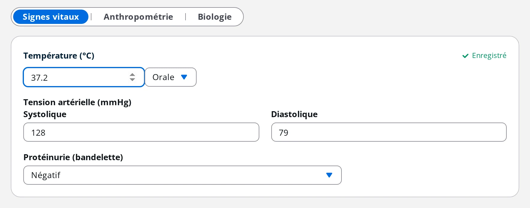 Saisie des signes vitaux dans une consultation DrBook, avec la mention Enregistré à côté de la température